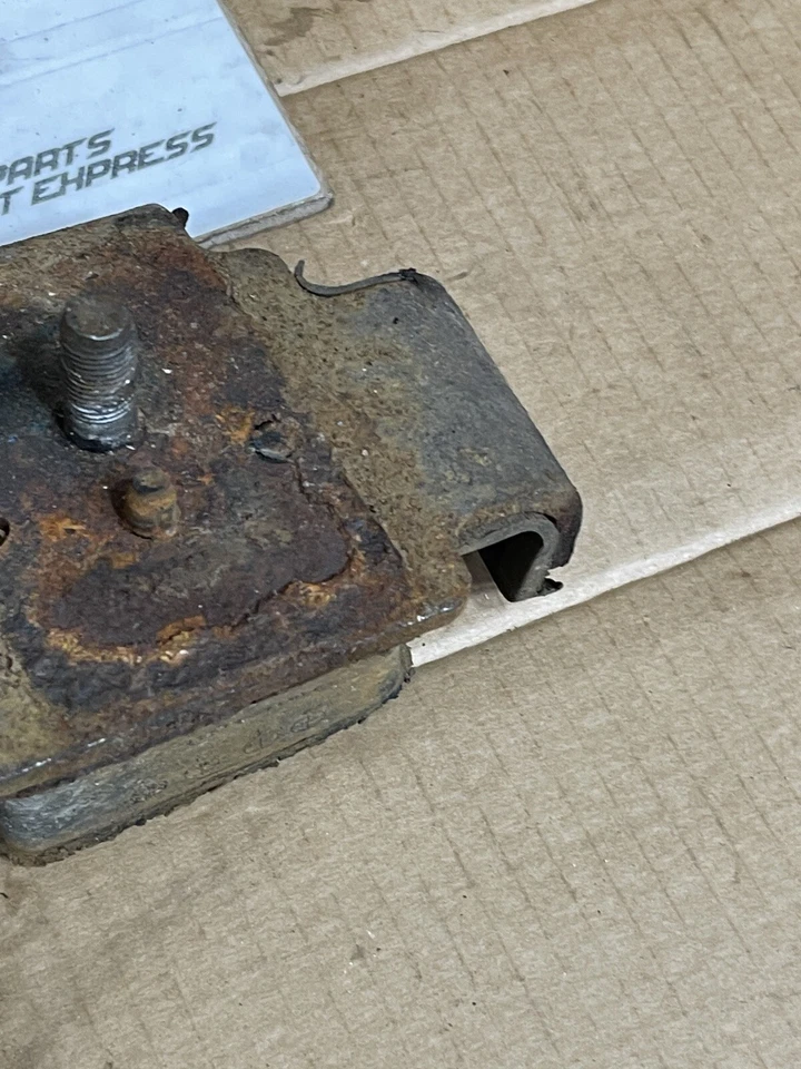 2H Engine Mount Bracket 12361-68051 OEM 1980-1987 Toyota Land Cruiser BJ60 HJ60 - Image 3 of 4