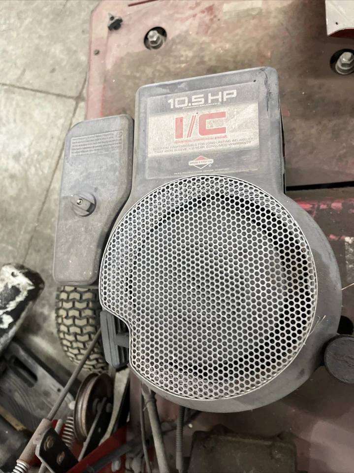 Cortacésped Exmark 10,5 HP usado Foto 3 de 4