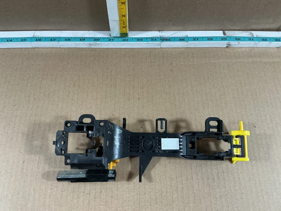 Conjunto de marco de manija de puerta exterior delantera izquierda Toyota Sienna 2011-2020 OEM Foto 2 de 4