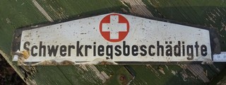 orig. EMAILIESCHILD SCHWERKRIEGSBESCÄDIGTE etwa 34 lang. Bodenfund