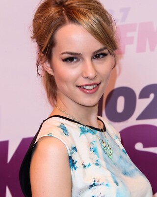 BRIDGIT MENDLER 8x10 PHOTO *