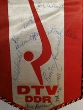 DTV DDR-Wimpel mit DTV DDR-Nadel und Unterschriften der Turner