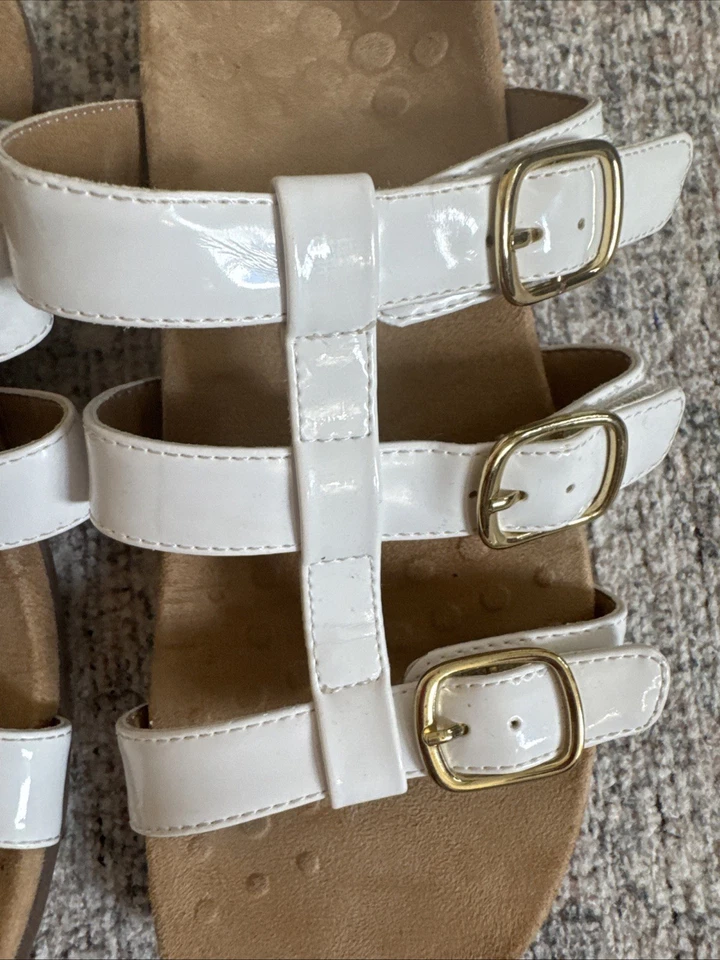 Sandalias cómodas Vionic blancas charol Misa ajustables gancho y bucle deslizables 9 Foto 2 de 4