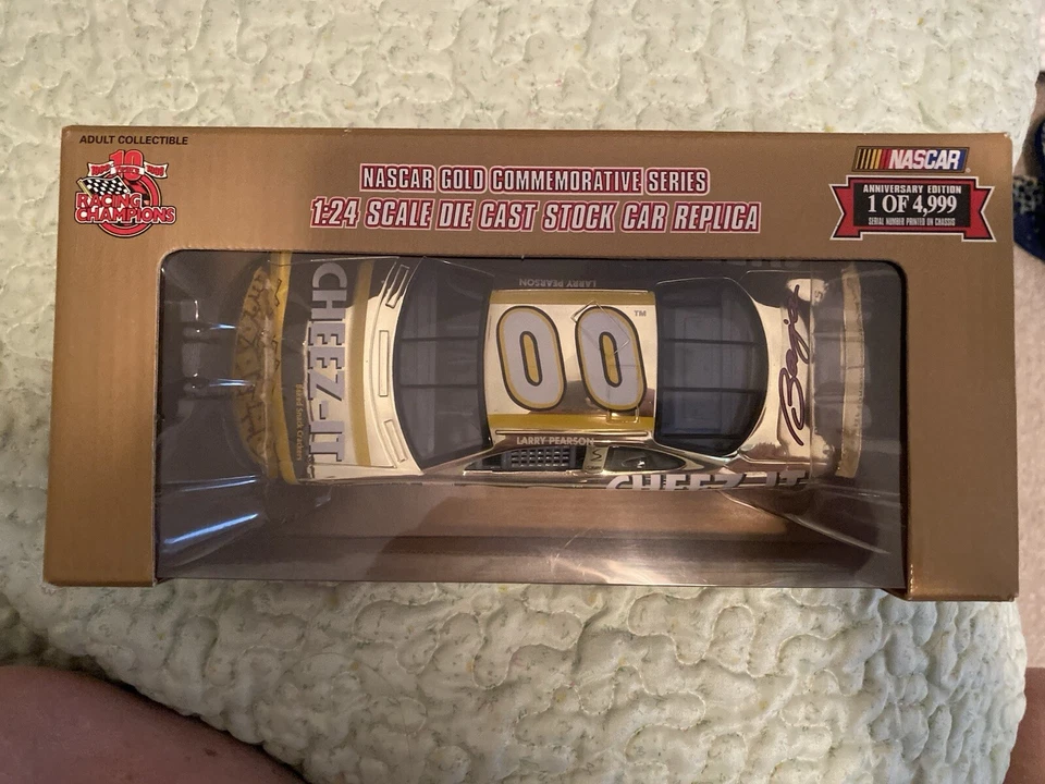 RACING CHAMPIONS NASCAR #00 Cheez-It 1:24 Die-Cast MIB Larry Pearson 1998 - Image 2 of 2