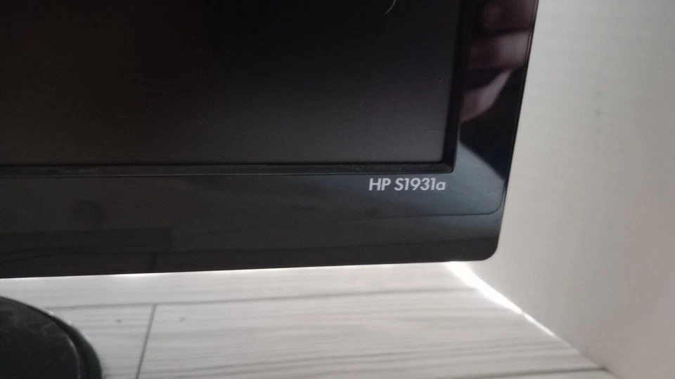 HP S1931a 18.5" 1366x768 LCD DVI-D VGA Monitor - Tested - Image 2 of 4