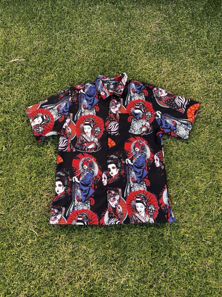 Camisa grande de manga corta con botones con estampado de geisha japonesa negra y roja para hombre Foto 3 de 4