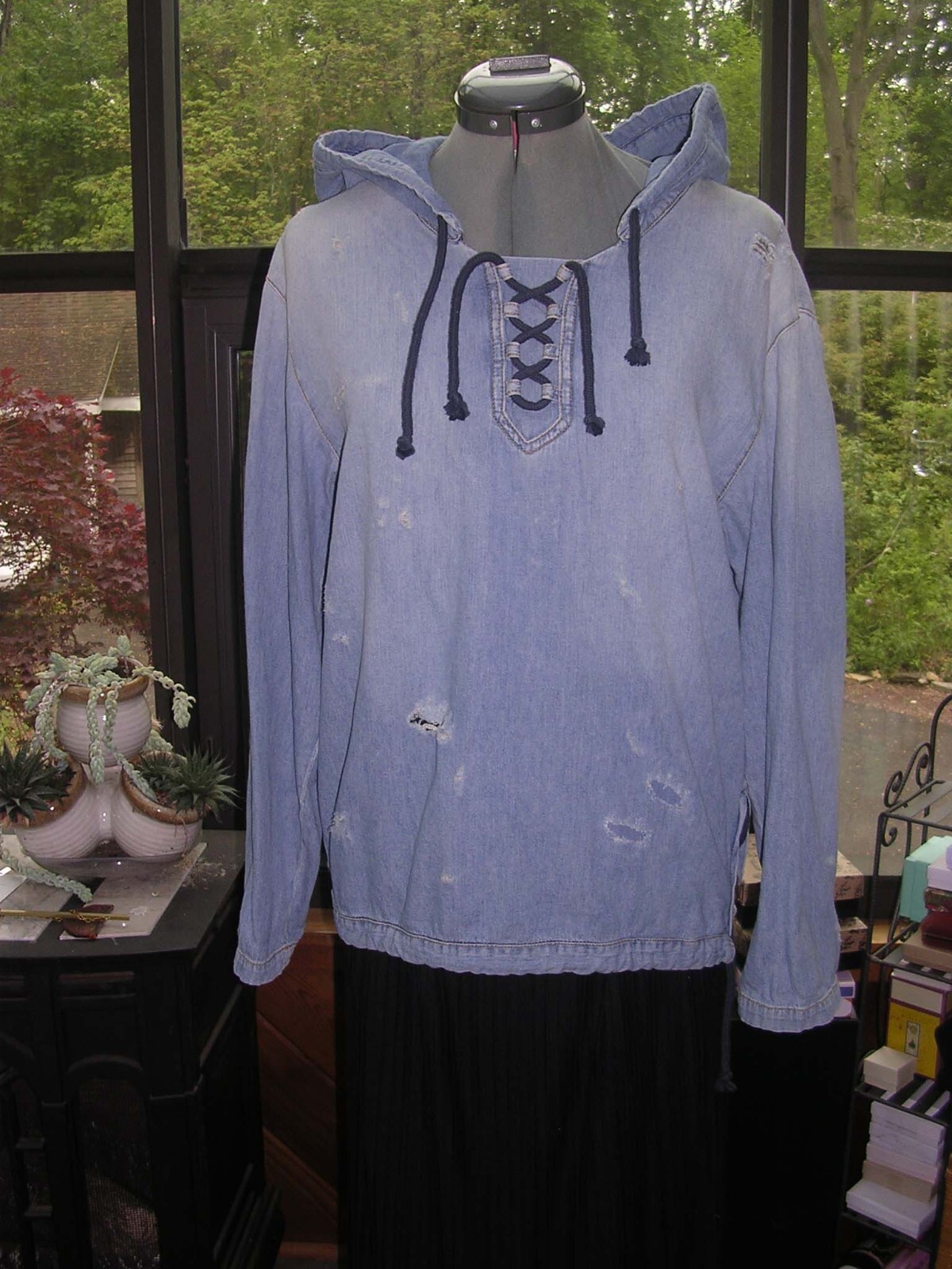 SAINT LAURENT CAMICIA TOP CON CAPPUCCIO LACCIATA IN DENIM IN EFFETTO INVECCHIATO NUOVA SENZA ETICHETTE