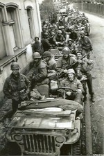 WW II Usa Photo -- Gi s Soldier waiting To Move out