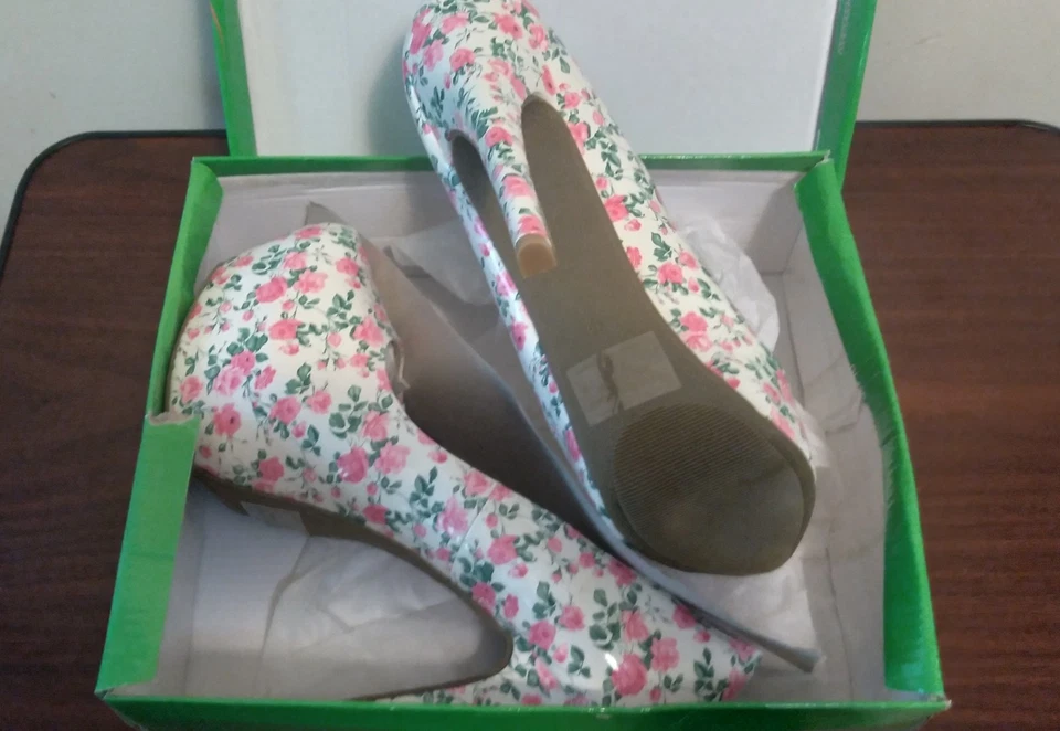 Tacones de aguja con plataforma floral "12" (42,5) Foto 2 de 4