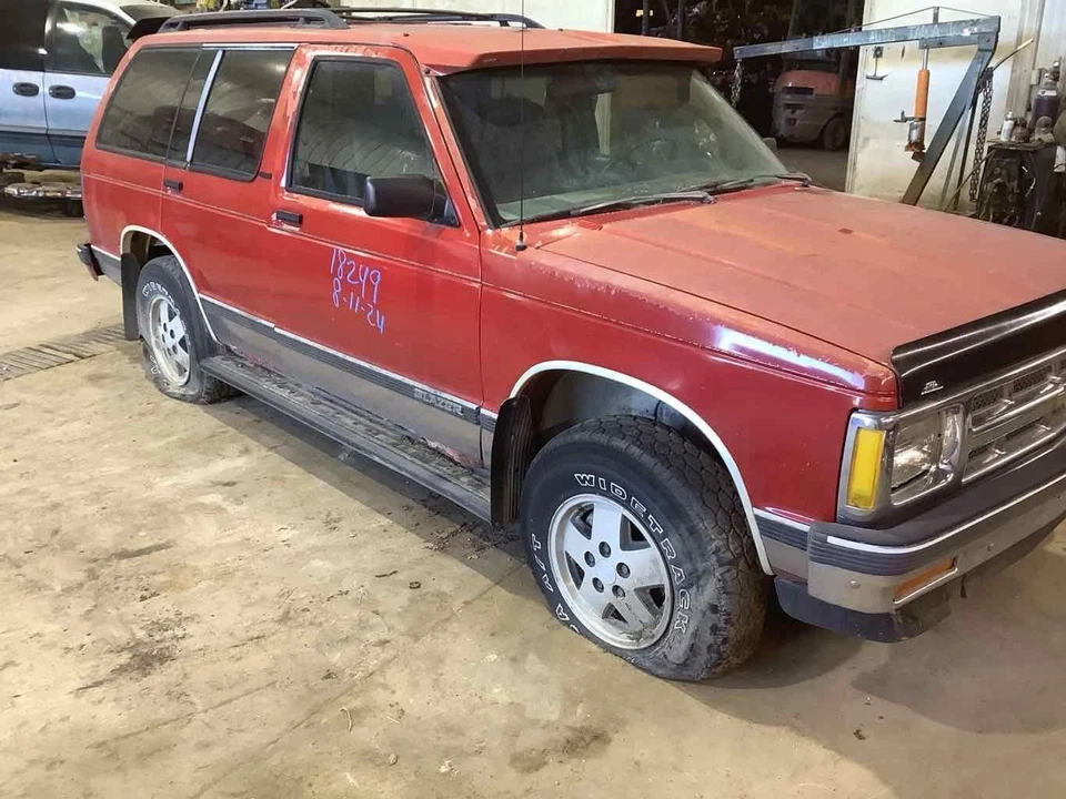 Used Rear Bumper Assembly Rear fits: 1992 Chevrolet Blazer s10/jimmy s15 painted Foto 2 de 4