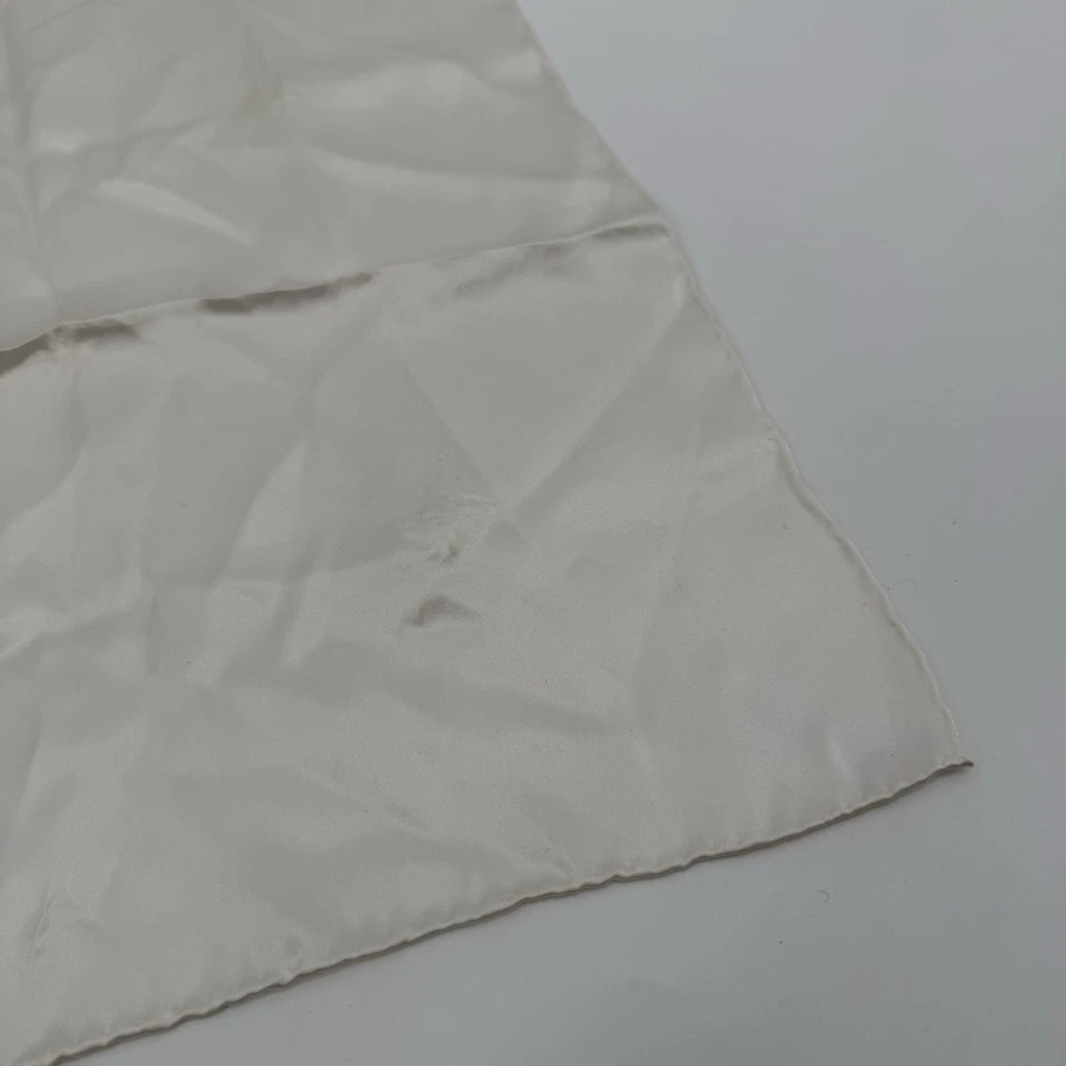 Accesorio cuadrado de bolsillo de seda crema Club Room ligero Foto 3 de 4