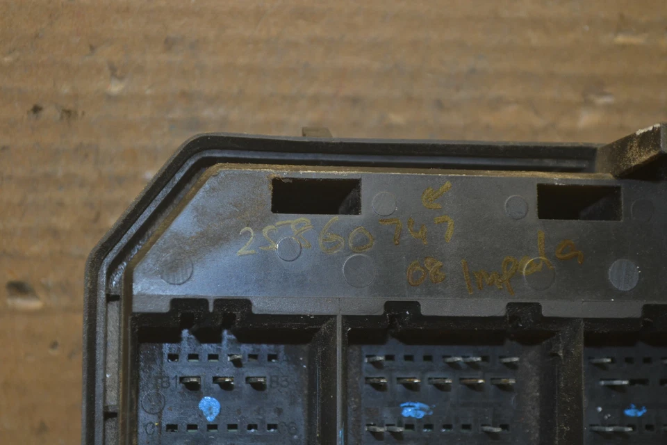 Chevrolet Impala 2008-11 caja de fusibles conexión OEM 25860747 módulo 414-8E8 Foto 2 de 4