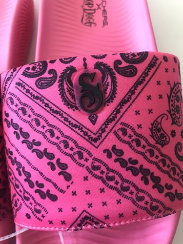 SANDALI DONNA SKECHERS X SNOOP DOGG ROSA BANDANA SLIDE ON SLIDER BASSI 10 NUOVI CON ETICHETTE - Foto 2 di 10