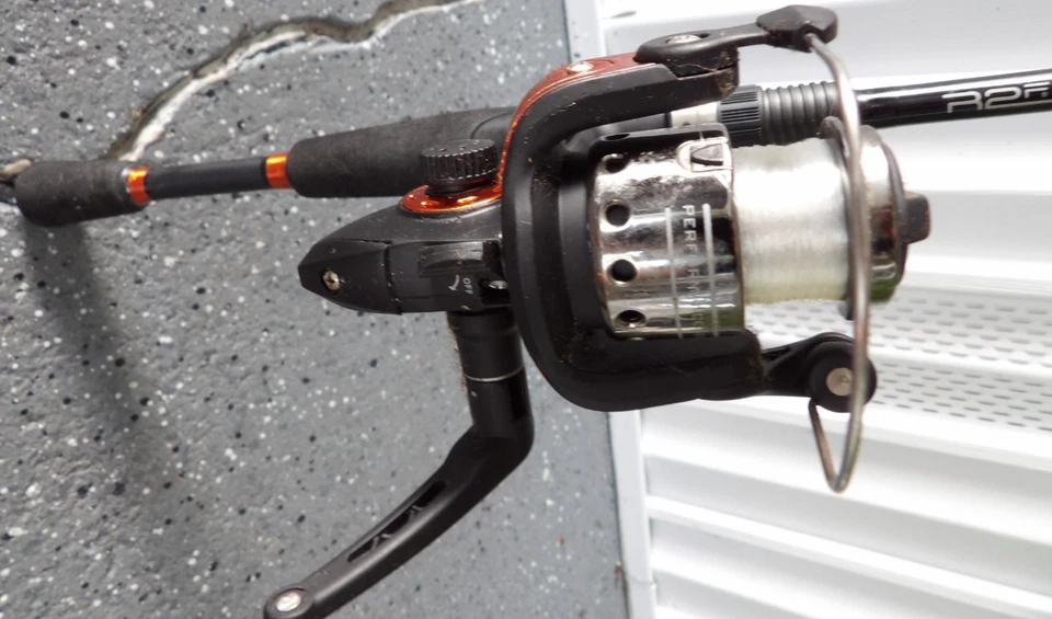 R2F PERFORMANCE SERIES MED/LT SPINNING ROD REEL FISH COMBO 5'5" 2 PC EUC - Image 3 of 4