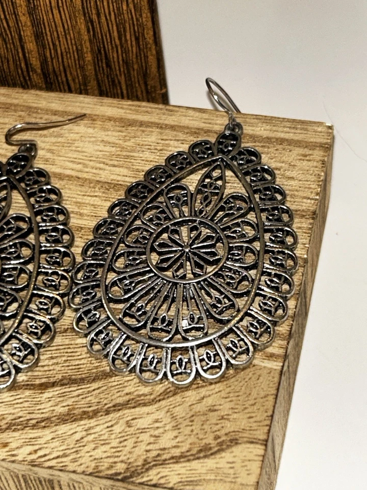 Collar de cuentas moradas firmado por Napier y pendientes de lágrima de filigrana de ley 925 años 90 Foto 3 de 4