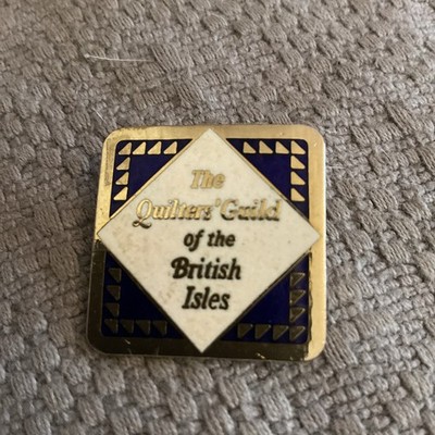 Abzeichen Brosche - The Quilters  Guild Of The British Isles - goldfarben marine & weiß