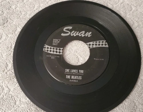 Original The BEATLES "SHE LOVES YOU" 45  Record Swan S-4152-S