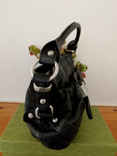 Bolso de Mano Hobo B Makowsky Mediano con Candado de Cuero Negro - Imagen 5 de 14