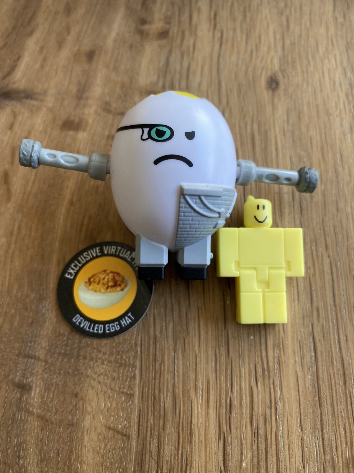 ROBLOX CELEBRITY SERIES 9 BLOX ROYALE EGGLET WITH DEVILLED EGG HAT