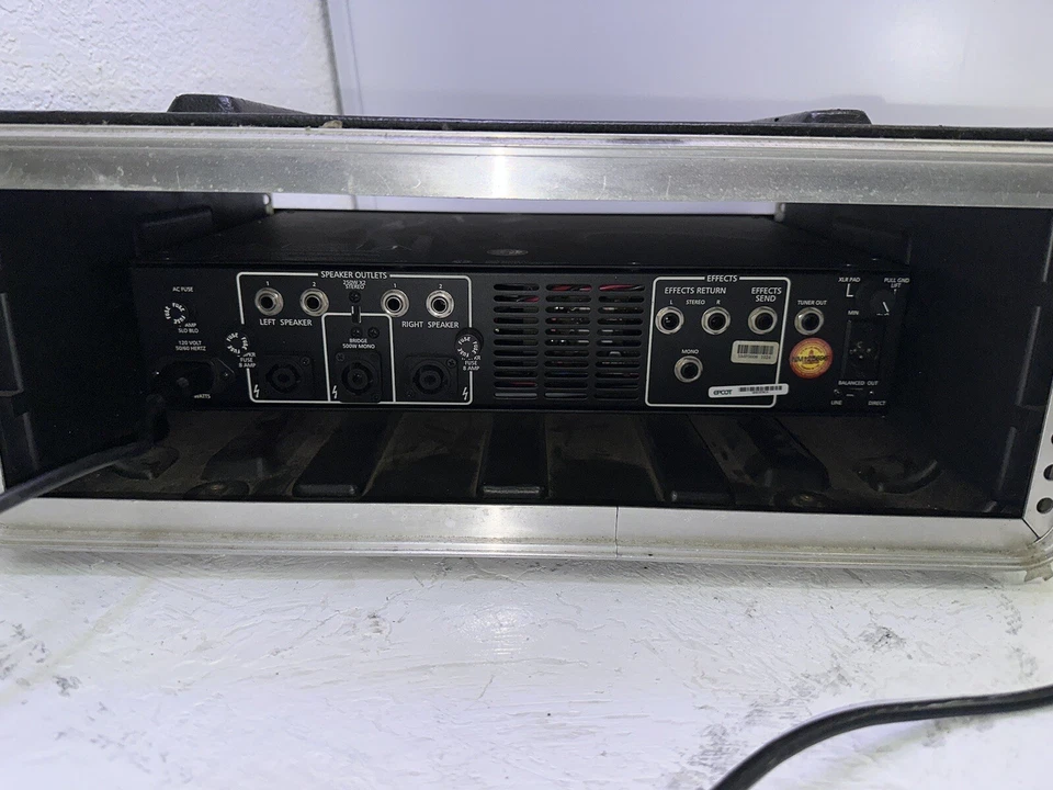 Amplificador de bajos profesional SWR SM-500 en estuche de vuelo Roadcase Foto 3 de 4