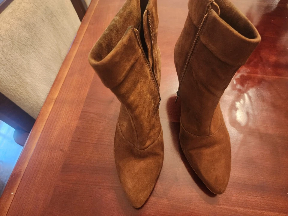 Botas de gamuza Vince Camuto para mujer talla 8M - eje medio cremallera cierre hebillas Foto 2 de 4