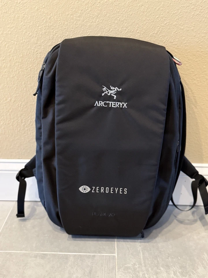 La mochila Arc'teryx Blade 20 es una mochila de 20 litros negra caja abierta Foto 3 de 4