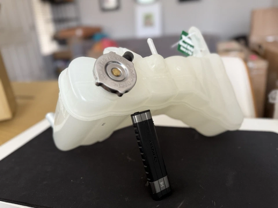 Depósito de refrigerante 603-380 para cargador Chrysler 300 Dodge Challenger 2011-2021 Foto 3 de 4