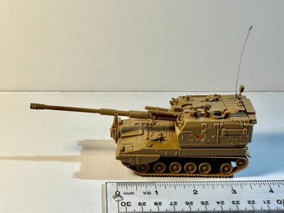 Armored PLZ-05  Howitzer.  Plastic detailed 1/72 model.  Swivel turret.