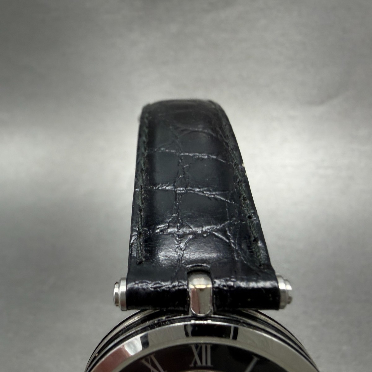 Gucci 2040M Watch Men 30mm Black Dial Silver Tone Leather Round