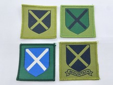 Lote de 4 letreros de formación de tela de la 52ª Brigada de Infantería de Tierras Bajas Escocesa posteriores a la Segunda Guerra Mundial
