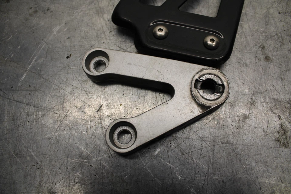 Suzuki GSXR1000 2002 juego trasero izquierdo estriba conductor soporte montaje BB73 Foto 2 de 4