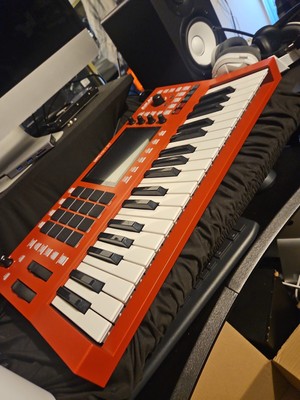 Akai Professional MPC Key 37 Standalone Production Keyboard in box ARMENS