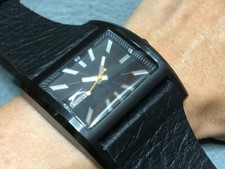 SPEDIZIONE GRATUITA! VECCHIO OROLOGIO AL QUARZO SPORTIVO LEFTY SLAZENGER 44MM MAI USATO