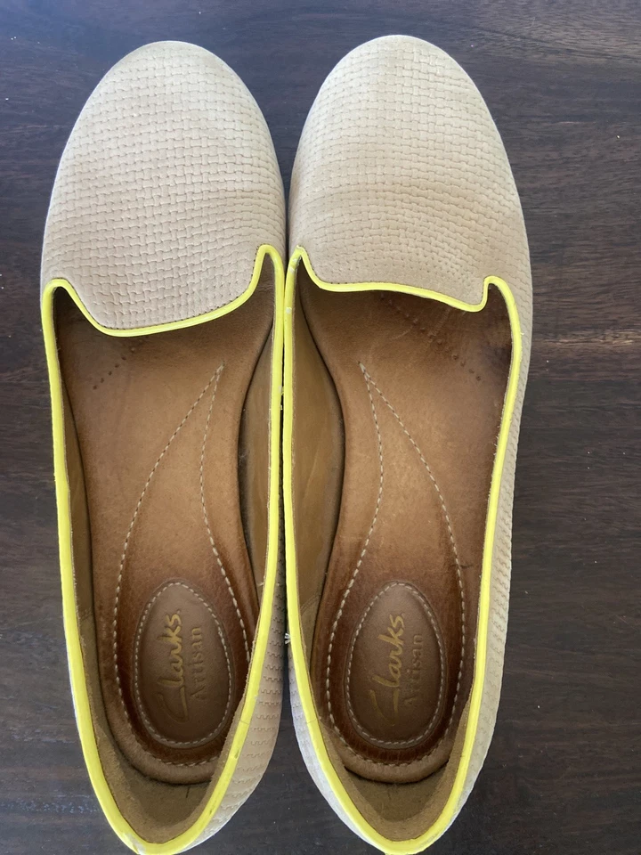 Mocasín Clarks Valley de cuero para salón 26069394 tostado sin cordones zapatos planos para mujer 8M Foto 2 de 4