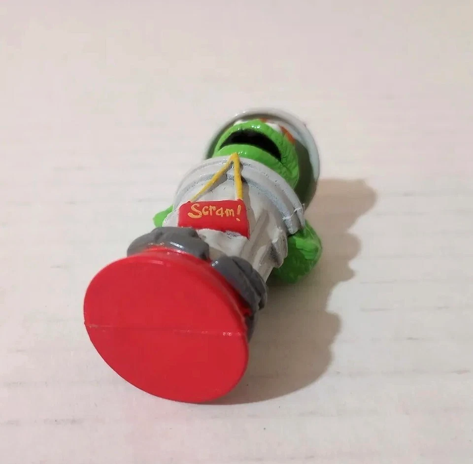 Sesame Street Red Rook Oscar The Grouch 35th Anniversary Chess Set Figure Castle - Image 4 of 4