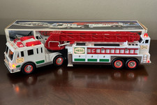 2000 Hess Fire Truck with Working Emergency Flashers, Siren  Horn New In-Box  