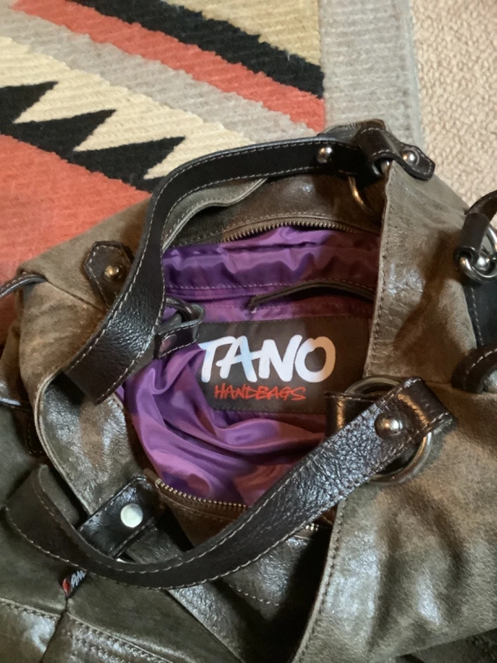 Bolso de hombro de cuero marrón Tano con detalles en negro y plata Foto 3 de 4