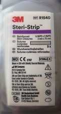 Tira adhesiva de cierre de piel Steri-Strip 1/8"" x 3"" blanca. Pack de 5 con 5 cada x25