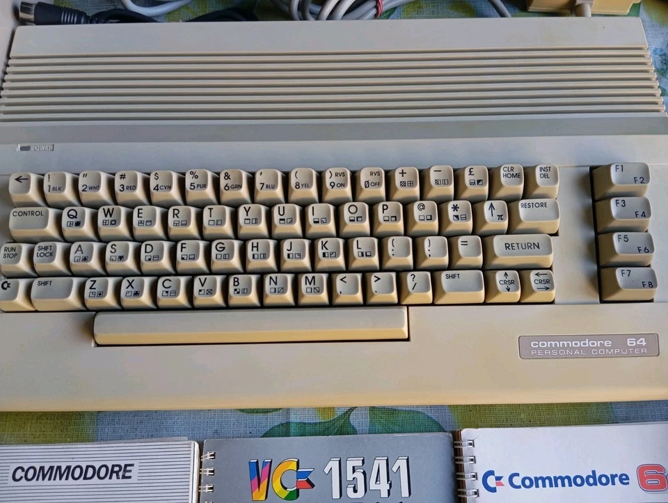 Commodore C64 mit Floppy Datasette Spiele jede Menge Zubehör 64 - Bild 4 von 4