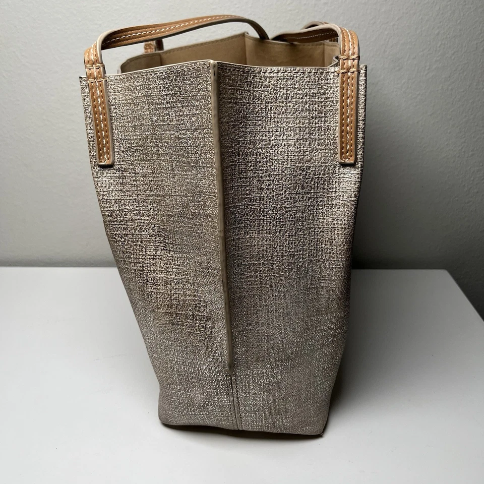 Bolso de Hombro Sondra Roberts Cuadrado Metálico Cartera Dorado Imitación Cuero Vegano Foto 3 de 4