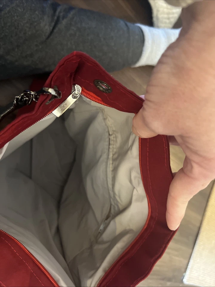 Bolso estilo tote rojo.  Dama vietnamita con bicicleta Foto 4 de 4