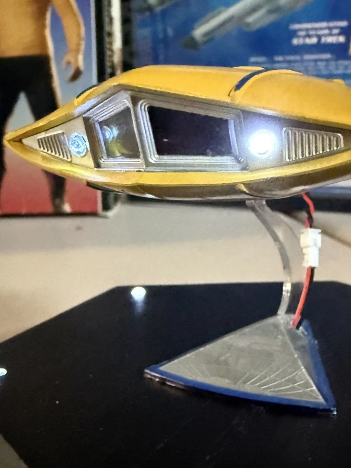 Exclusivo JohnnySciFi! Conjunto de réplicas em miniatura iluminadas construídas artesanalmente Flying Sub! - Imagem 2 de 4