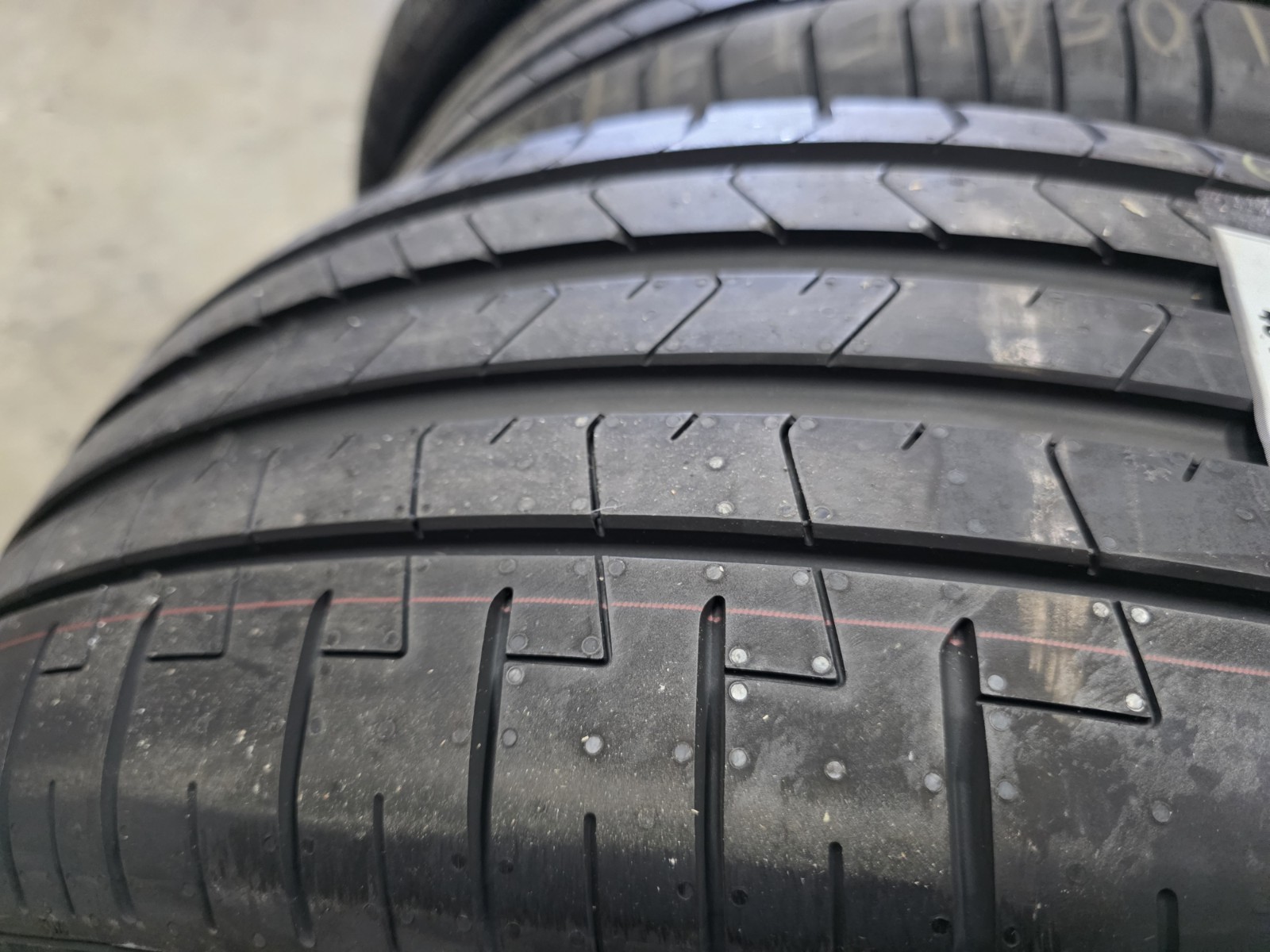 ROLLS ROYCE CULLINAN PIRELLI TIRES FRONT & REAR 285/40R22 110Y XL 255/45R22 107Y