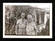 WW2 ERA SOLDIER w/WOMAN MOTHER IN YARD OLD/VINTAGE PHOTO SNAPSHOT- D768