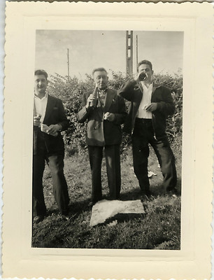 ALTES FOTO - VINTAGE SNAPSHOT - MANN ALKOHOL FLASCHE BETRUNKEN LUSTIG - WINE