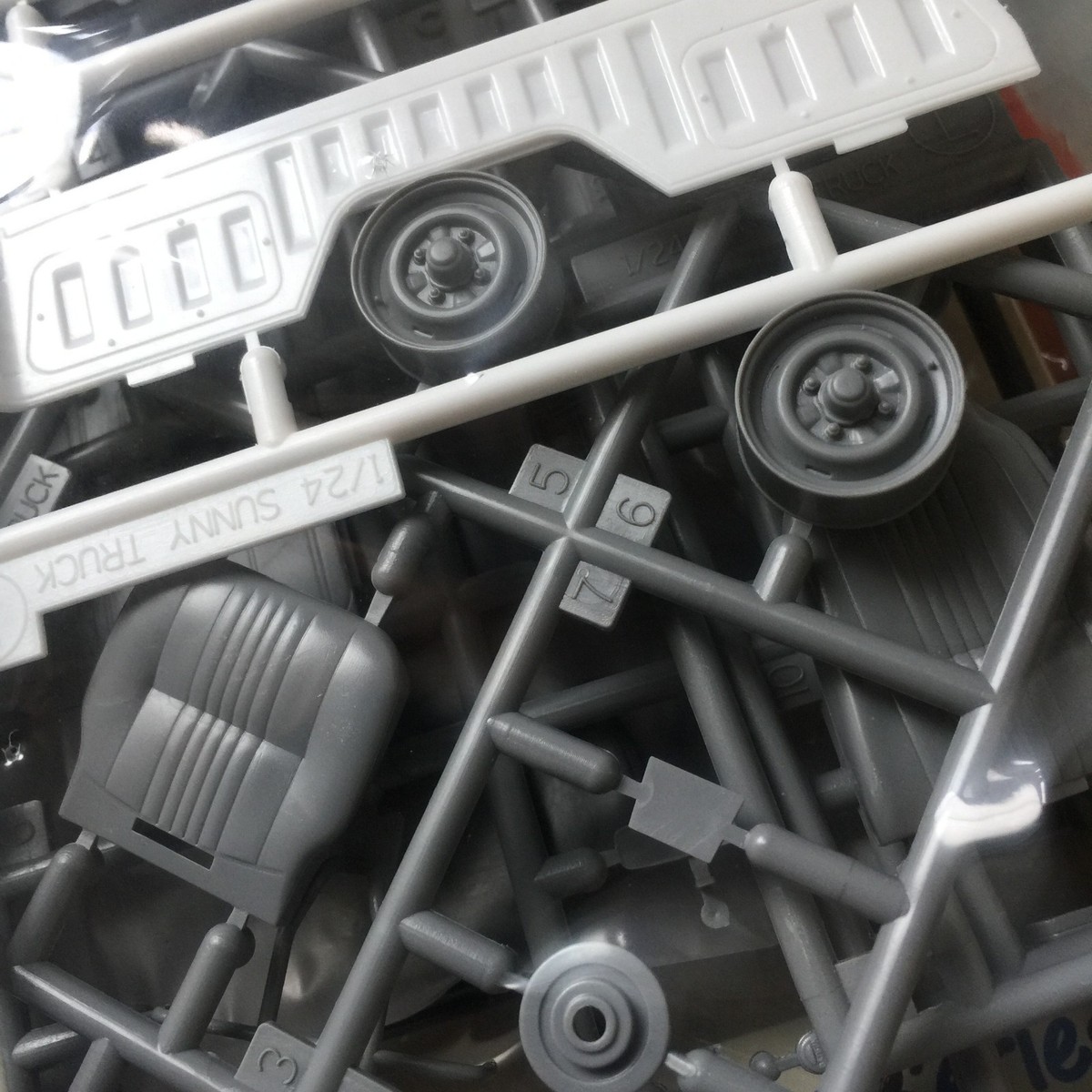 DATSUN Sunny Truck Hasegawa Model kit box 1:24 WHITE B120 1200 Ute