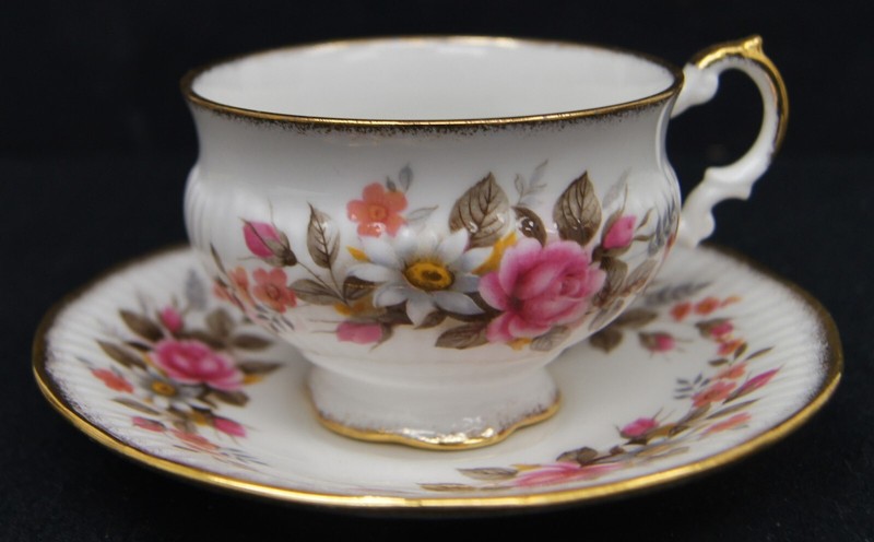 ELIZABETHAN Fine Bone China TEA CUP & SAUCER ENGLAND