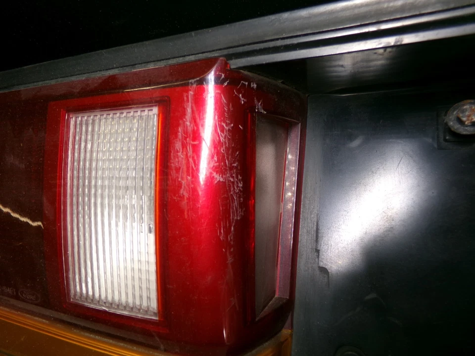 Panel de luz trasera central media trasera Ford Escort 1994-1996 F4KB-15500-AF Foto 2 de 4