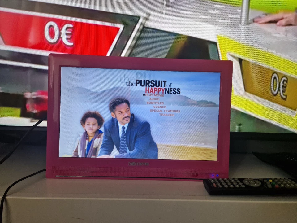 Small 12V /240V CURTIS LEDV1530UK-PINK 15" TV/DVD for CARAVAN OR CAMPING - Image 3 of 4