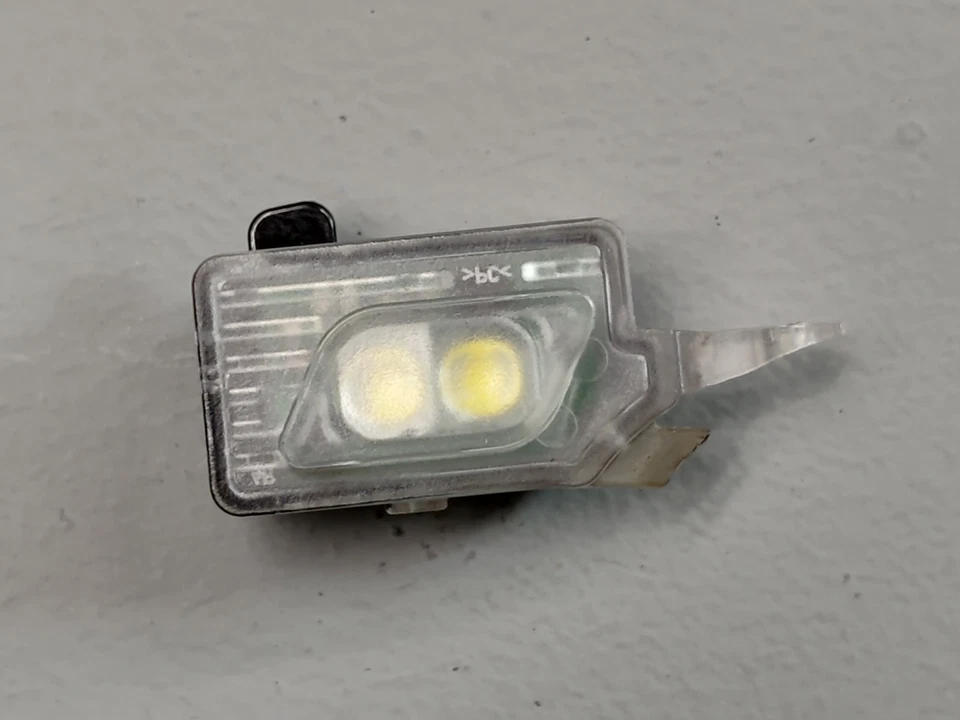 Luz de cortesía para puerta de pasajero delantera o trasera Audi A5 Quattro 2018-2024 OEM Foto 2 de 4